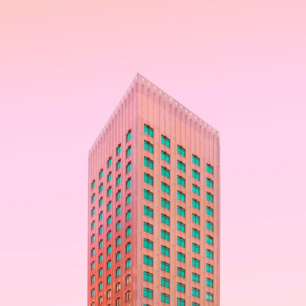 Moderne Architektur vor orangem Himmel