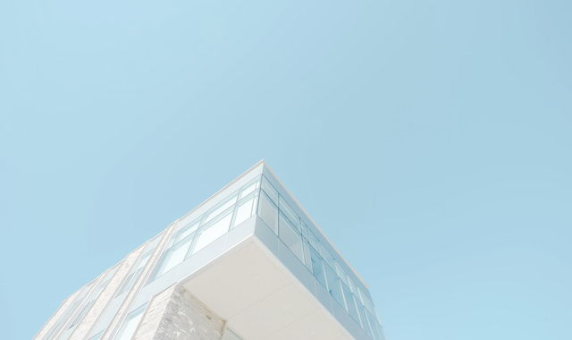 Moderne Architektur vor hellblauem Himmel