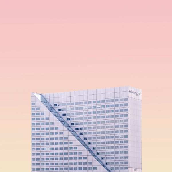 Moderne Architektur vor orangem Himmel