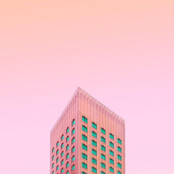 Moderne Architektur vor orangem Himmel