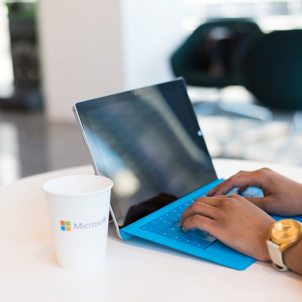 Kollegin arbeitet am Tablet